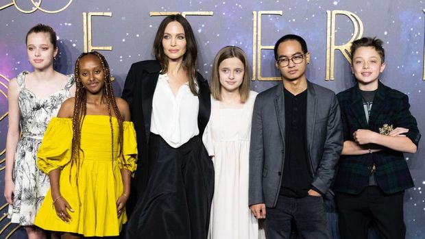 ROME, ITALY - OCTOBER 24: (L-R) Maddox Jolie-Pitt, Shiloh Jolie-Pitt, Knox Jolie-Pitt, Zahara Jolie-Pitt, Vivienne Jolie-Pitt and Angelina Jolie are seen on October 24, 2021 in Rome, Italy. (Photo by MEGA/GC Images)