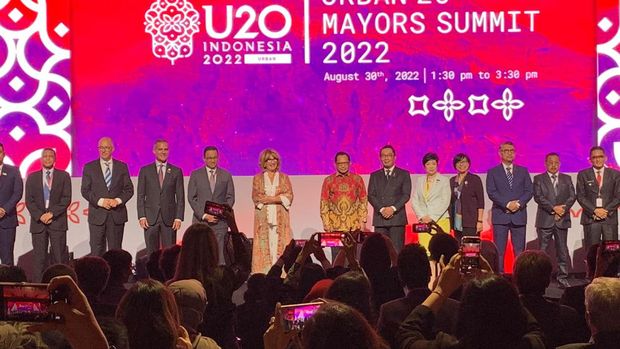 Gubernur DKI Jakarta Anies Baswedan bersama Gubernur Tokyo Yurike Koike dan Gubernur Jawa Barat Ridwan Kamil dalam acara Urban 20 Mayors Summit 2022 yang digelar di Hotel Fairmont, Jakarta, Selasa (30/8).