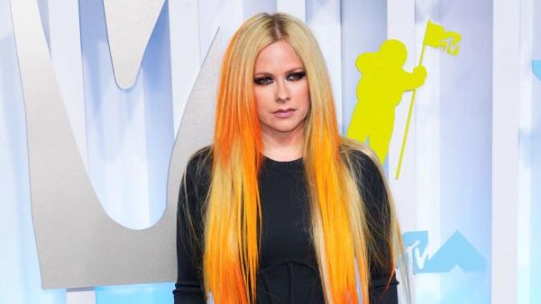 7 Foto Penampilan Avril Lavigne Tak Berubah dari 20 Tahun Lalu, Menolak Tua