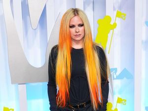 7 Foto Penampilan Avril Lavigne Tak Berubah dari 20 Tahun Lalu, Menolak Tua 7 Foto Penampilan Avril Lavigne Tak Berubah dari 20 Tahun Lalu, Menolak Tua