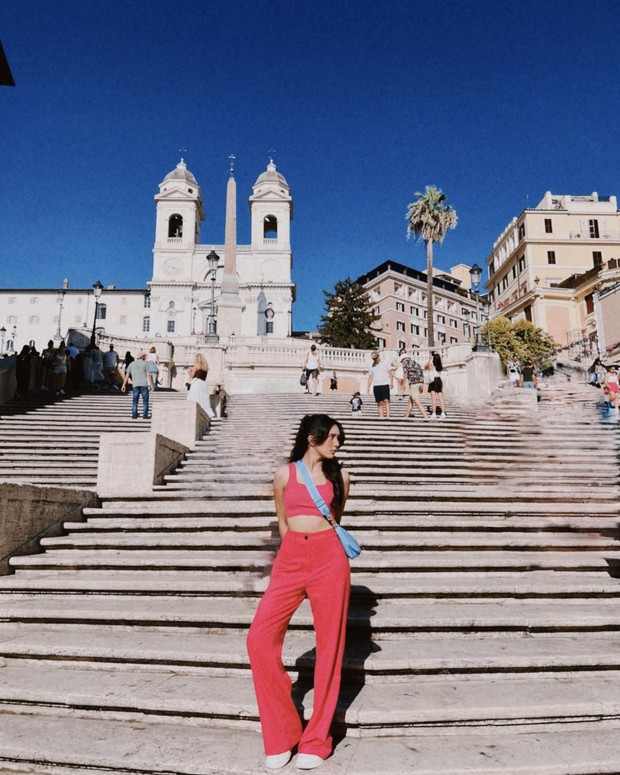 Barbiecore Look dengan Hot Pink One Set/Foto: Instagram/@bebytsabina Barbiecore Look dengan Hot Pink One Set/Foto: Instagram/@bebytsabina