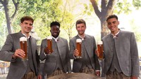 Sejak 2003, para pemain Bayern setiap tahunnya melakukan sesi pemotretan dengan Paulaner, perusahaan bir lokal sekaligus sponsor tim. Ciri khas fotonya yakni memegang gelas bir dan berpakaian tradisional Bavaria. Foto: Getty Images for Paulaner/Alexander Hassenstein