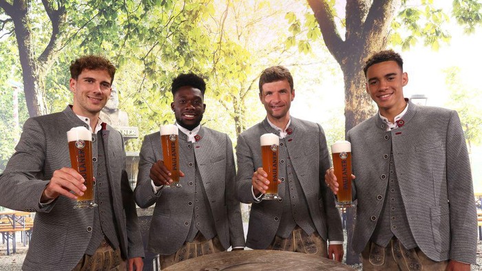 MUNICH, GERMANY - AUGUST 28: (L-R) Leon Goretzka attends with Alphonso Davies, Thomas Müller and Jamal Musiala of FC Bayern München the FC Bayern Muenchen and Paulaner photo session at Nockherberg on August 28, 2022 in Munich, Germany. (Photo by Alexander Hassenstein/Getty Images for Paulaner)