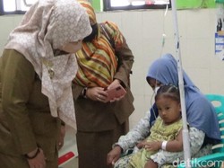 Mensos Rujuk Balita Tanpa Anus di Sumenep ke RSU dr Soetomo