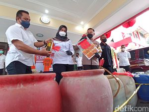 Warga Blitar Ditangkap gegara Oplos Pertalite Jadi Premium Warga Blitar Ditangkap gegara Oplos Pertalite Jadi Premium