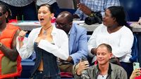 Bella Hadid Nonton US Open 2022 Bareng Pacar, Korset Seksi Temani Gayanya