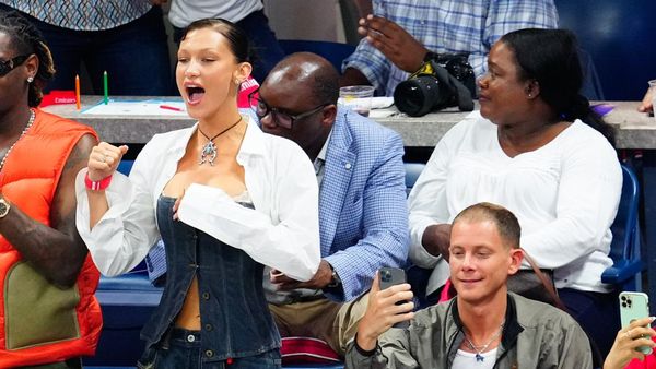 Bella Hadid Nonton US Open 2022 Bareng Pacar, Korset Seksi Temani Gayanya