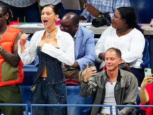 Bella Hadid Nonton US Open 2022 Bareng Pacar, Korset Seksi Temani Gayanya
