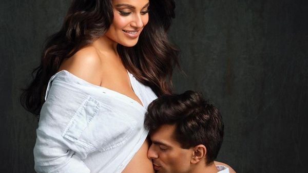 Potret Bipasha Basu Pamer Baby Bump