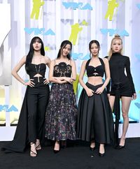 8 Potret Penampilan BLACKPINK Di MTV VMA 2022, Lisa Pakai Outfit Termahal