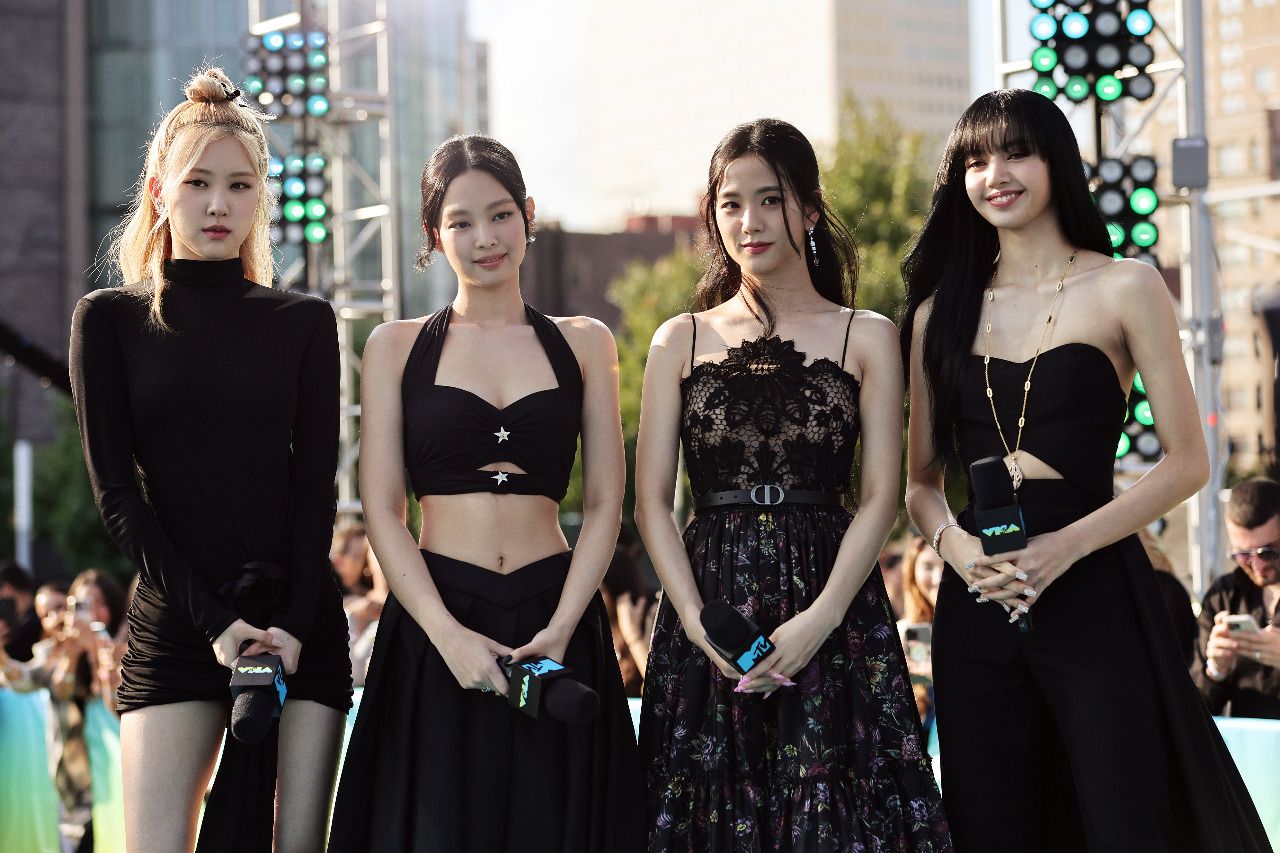 BLACKPINK di MTV Video Music Awards 2022 NEWARK, NEW JERSEY - AUGUST 28: (L-R) Lisa, Jisoo, Jennie, and Rosé of BLACKPINK attend the 2022 MTV VMAs at Prudential Center on August 28, 2022 in Newark, New Jersey. (Photo by Dia Dipasupil/Getty Images)