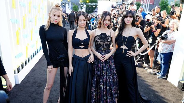 NEWARK, NEW JERSEY - AUGUST 28: (L-R) Lisa, Jisoo, Jennie, and Rosé of BLACKPINK attend the 2022 MTV VMAs at Prudential Center on August 28, 2022 in Newark, New Jersey. (Photo by Dia Dipasupil/Getty Images)