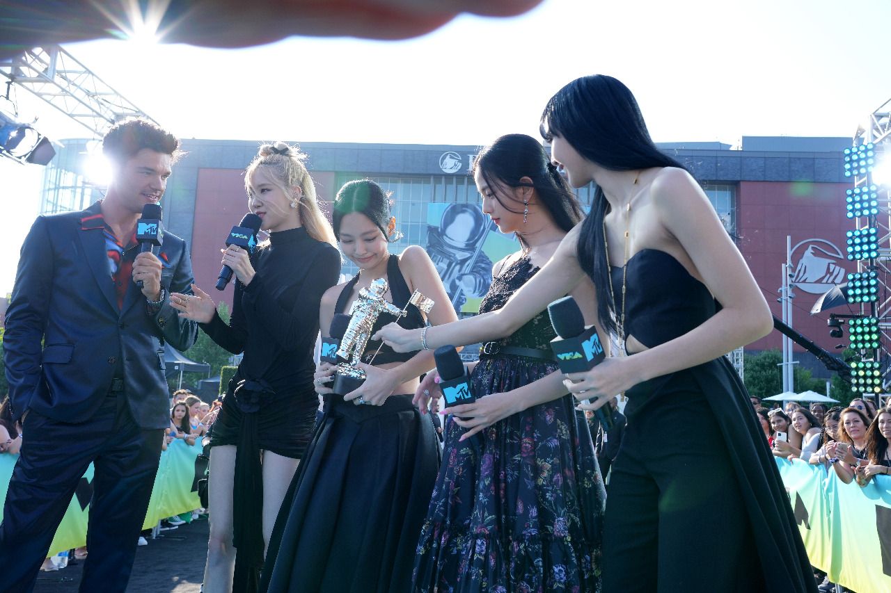 BLACKPINK di MTV Video Music Awards 2022 NEWARK, NEW JERSEY - AUGUST 28: (L-R) Lisa, Jisoo, Jennie, and Rosé of BLACKPINK attend the 2022 MTV VMAs at Prudential Center on August 28, 2022 in Newark, New Jersey. (Photo by Dia Dipasupil/Getty Images)