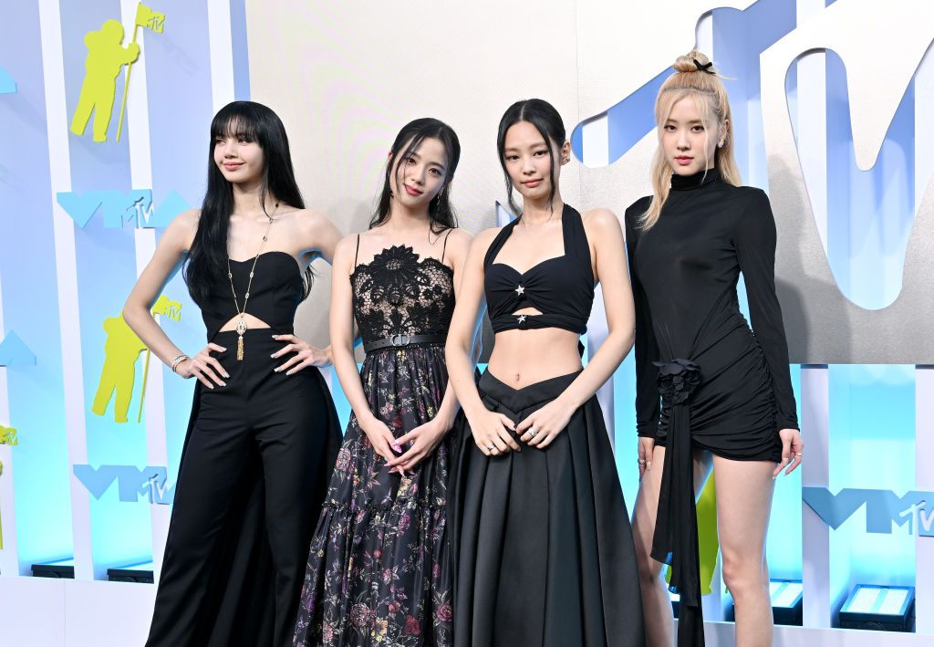 NEWARK, NEW JERSEY - AUGUST 28: (L-R) Lisa, Jisoo, Jennie and Rosé of Blackpink attend the 2022 MTV Video Music Awards at Prudential Center on August 28, 2022 in Newark, New Jersey. (Photo by Axelle/Bauer-Griffin/FilmMagic)