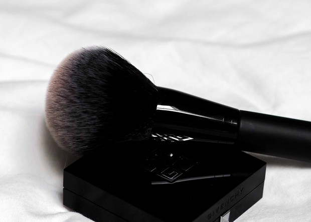Bronzer brush/ unsplash/ Laura chouette Bronzer brush
