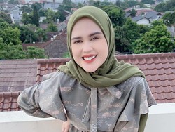 Cut Meyriska Nggak Gengsi Pakai Barang Murah