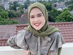 Cut Meyriska Nggak Gengsi Pakai Barang Murah Cut Meyriska Nggak Gengsi Pakai Barang Murah