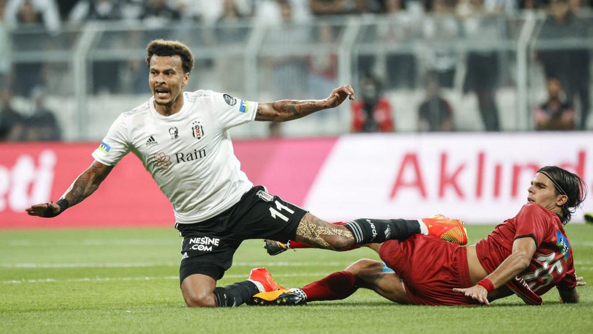 Dele Alli dihentikan pemain lawan lewat pelanggaran. Foto: Anadolu Agency via Getty Images/Anadolu Agency