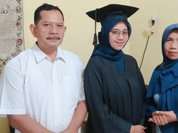 Kisah Perjuangan Putri Penjual Lauk Pauk yang jadi Lulusan Terbaik UNY