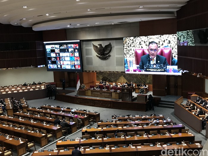 DPR RI menggelar rapat paripurna mendengarkan tanggapan pemerintah atas pandangan fraksi terkait RUU APBN 2023, Selasa (30/8).