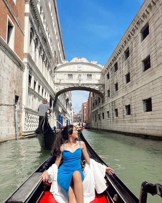 Dress yang Menawan di Atas Kapal/Foto: Instagram/@bebytsabina Dress yang Menawan di Atas Kapal/Foto: Instagram/@bebytsabina