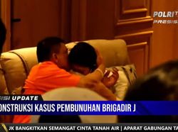 Momen Ferdy Sambo Peluk-Cium Istrinya Saat Rekonstruksi