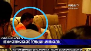 Momen Ferdy Sambo Peluk Putri Saat Rekonstruksi Pembunuhan Yoshua