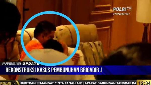 Momen Ferdy Sambo Peluk Putri Saat Rekonstruksi Pembunuhan Yoshua