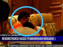 Momen Ferdy Sambo Peluk dan Cium Putri Candrawathi saat Rekonstruksi