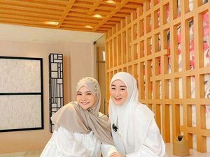 Mawar AFI Tampil Pangling Pakai Hijab Saat Foto Bareng Larissa Chou Mawar AFI Tampil Pangling Pakai Hijab Saat Foto Bareng Larissa Chou