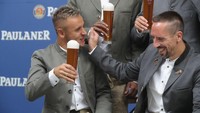 Di masa lalu, Franck Ribery (kanan) yang beragama Islam juga tak memegang gelas bir saat menjalani sesi pemotretan. Ia pernah diberitakan marah kepada Jerome Boateng karena diguyur bir dalam sesi perayaan juara Bundesliga. Foto: Getty Images for Paulaner/Alexander Hassenstein