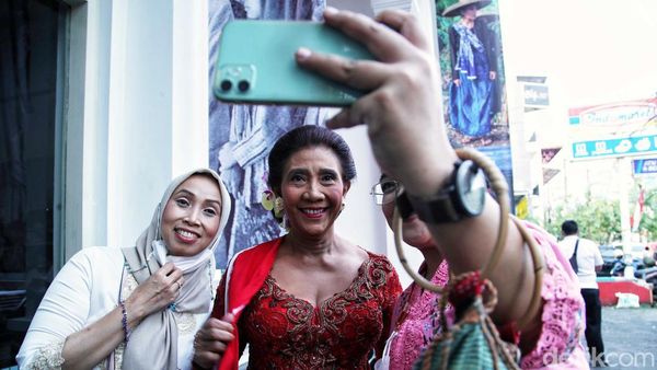 Gaya Susi Pudjiastuti Ramaikan Pameran Foto Kebaya