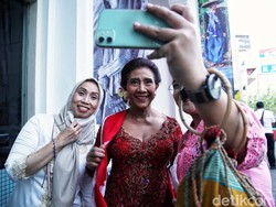 Susi Pudjiastuti Ikut Macet-macetan saat Mudik, Kendarai Mobil Bak dan Minta Rokok