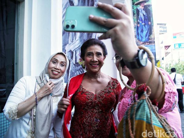 Gaya Susi Pudjiastuti Ramaikan Pameran Foto Kebaya