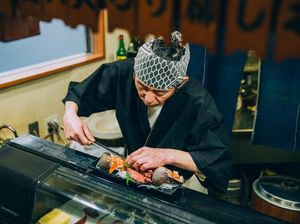 Gegara Jatuhkan Pisau, Chef Ini Bikin Penumpang Kereta Kocar-kacir