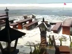 Waspada! Gelombang Pasang Air Laut Pangandaran Sampai ke Tengah Jalan