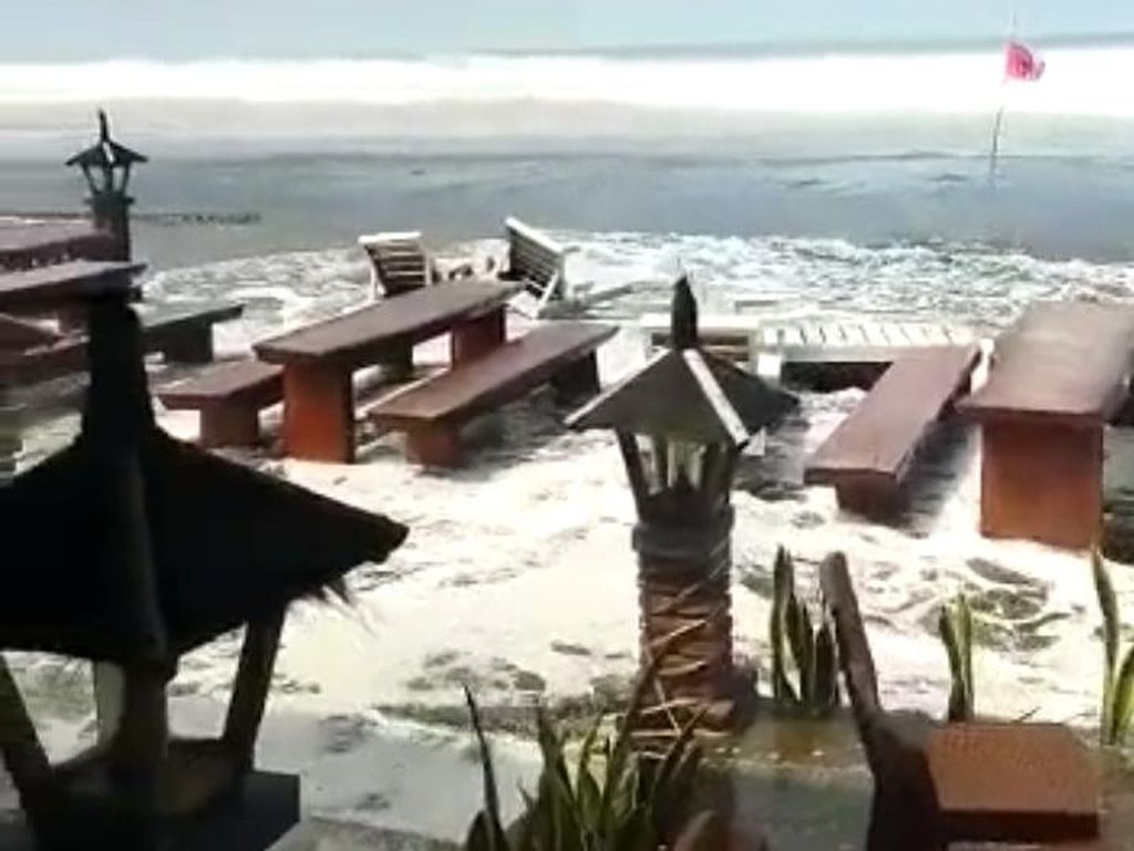 Waspada! Gelombang Pasang Air Laut Pangandaran Sampai ke Tengah Jalan Waspada! Gelombang Pasang Air Laut Pangandaran Sampai ke Tengah Jalan