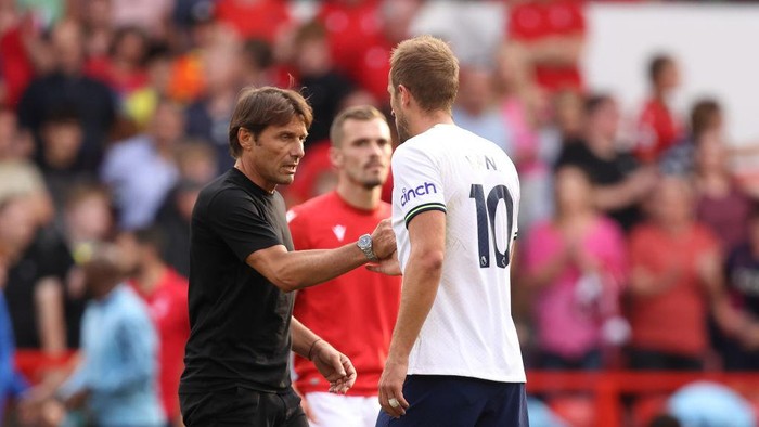 NOTTINGHAM, ENGLAND - AUGUST 28: Antonio Conte the manager / head coach of Tottenham Hotspur with Harry Kane of Tottenham Hotspur at full time of the Premier League match between Nottingham Forest and Tottenham Hotspur at City Ground on August 28, 2022 in Nottingham, United Kingdom. (Photo by James Williamson - AMA/Getty Images)