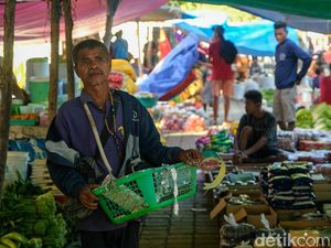 Hiruk Pikuk Pasar Wini yang Buka Seminggu Sekali