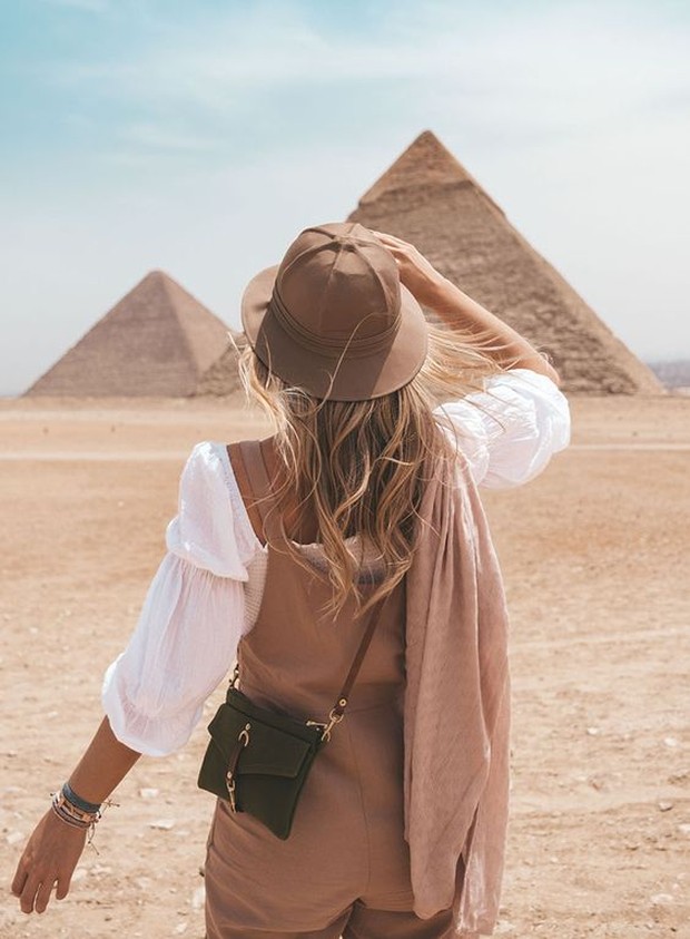 gambaran seseorang yang melakukan perjalanan liburan yang sudah direncanakan dengan matang