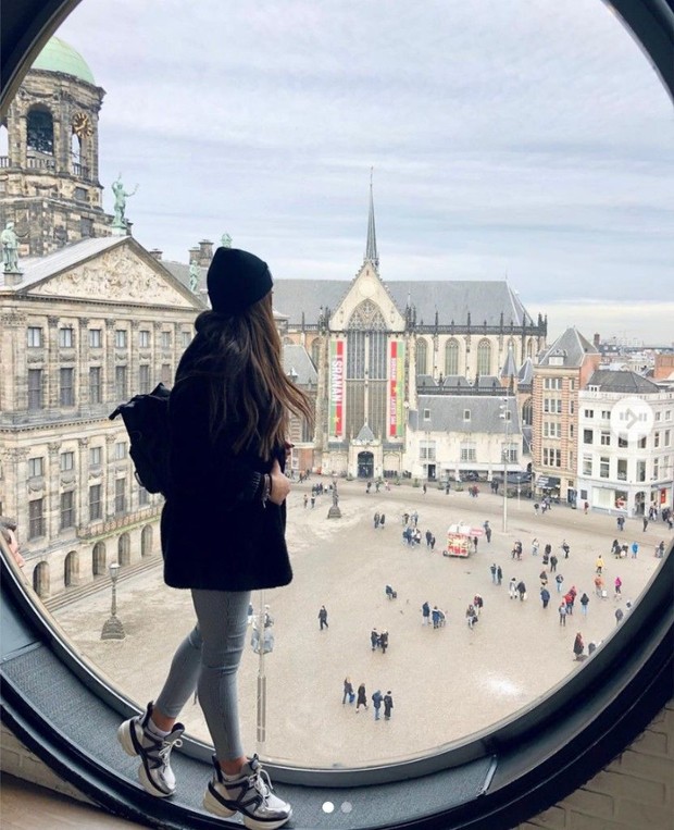 ilustrasi seorang wanita yang sedang memikirkan tempat untuk liburan