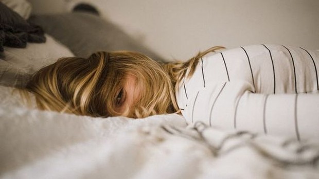 gambaran seseorang yang memiliki jam tidur tidak teratur, membuat badan lemas dan tidak semangat