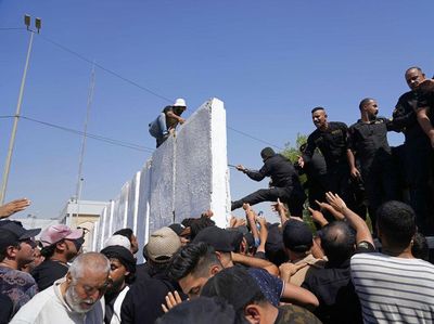 Kacaunya Demo di Irak Gegara Mundurnya Tokoh Syiah, Belasan Tewas