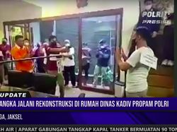 Bergetar Tangan Bharada E Saat Rekonstruksi Menembak Brigadir Yosua