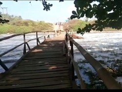 Gelombang Laut Pangandaran Lagi Tinggi, Sampai ke Tengah Jalan!