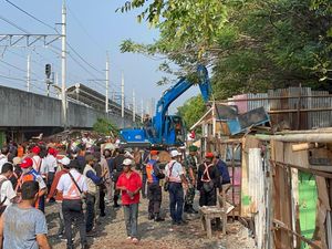 PT KAI Tertibkan Lokalisasi Gunung Antang, 120 Bangunan Liar Dibongkar