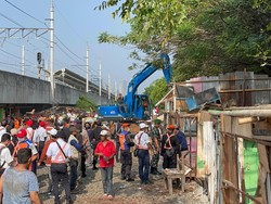 PT KAI Tertibkan Lokalisasi Gunung Antang, 120 Bangunan Liar Dibongkar