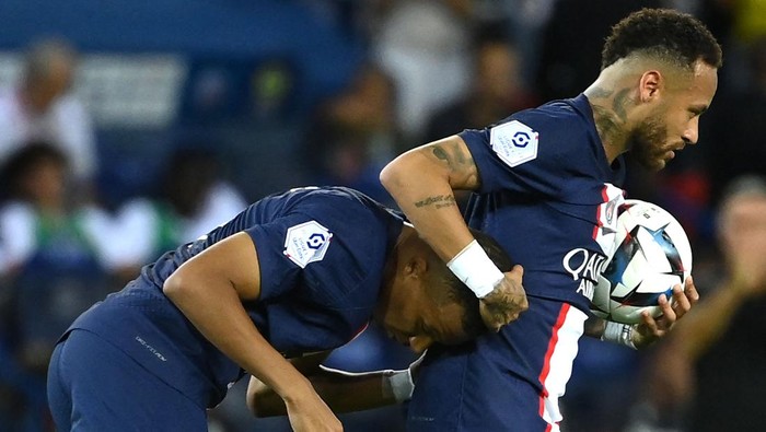 Paris Saint-Germains Brazilian forward Neymar (R) celebrates with Paris Saint-Germains French forward Kylian Mbappe after scoring his teams first goal during the French L1 football match between Paris-Saint Germain (PSG) and AS Monaco at The Parc des Princes Stadium in Paris on August 28, 2022. (Photo by FRANCK FIFE / AFP) (Photo by FRANCK FIFE/AFP via Getty Images)