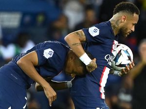 Neymar Eksekusi Penalti PSG, Minta Izin Dulu ke Mbappe?