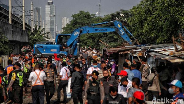 Ratusan Bangunan Liar di Gunung Antang Jaktim Diratakan, Ini Momennya
